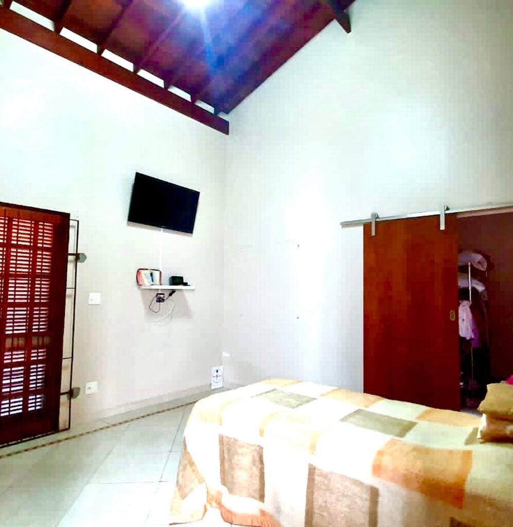 E89BE1C3-4AAB-4062-8B34-6E0E2913C422